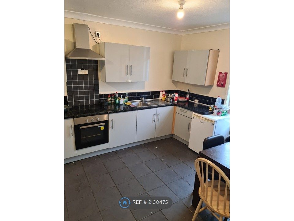 Property photo 3 of 9 Kitchen