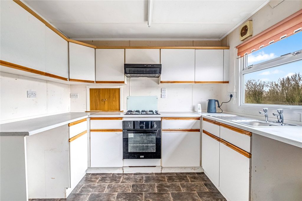 Property photo 3 of 19 Kitchen