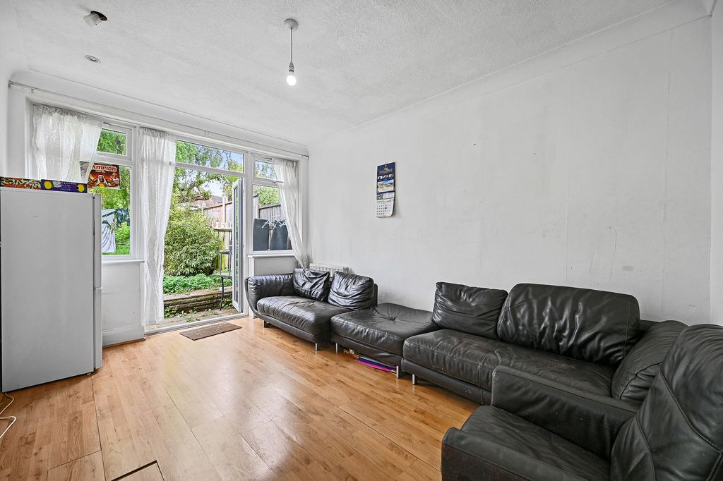 Property photo 3 of 11 8