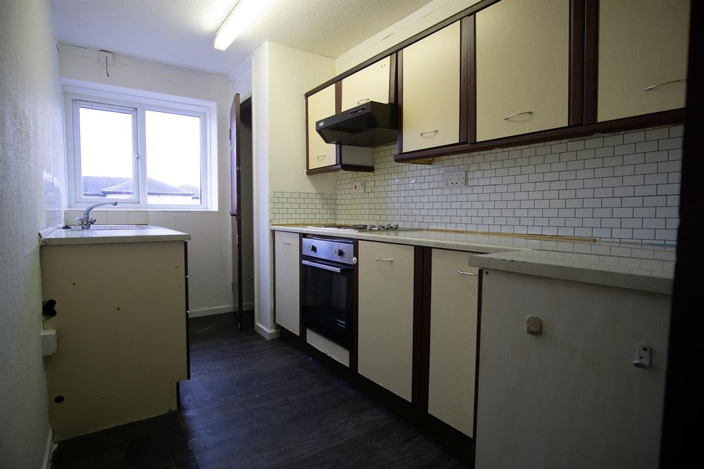 Property photo 3 of 7 Kitchen