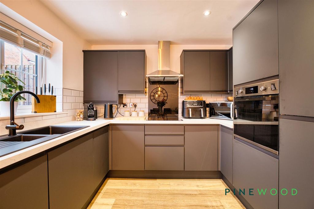 Property photo 2 of 31 Kitchen / Diner