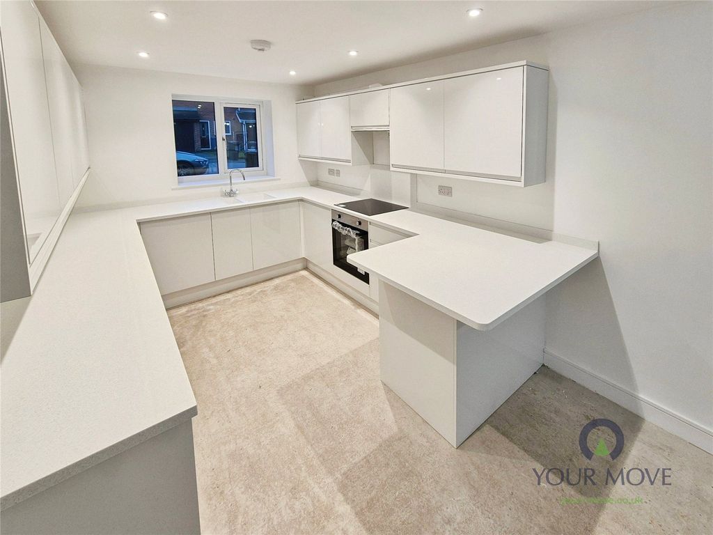 Property photo 3 of 10 Kitchen