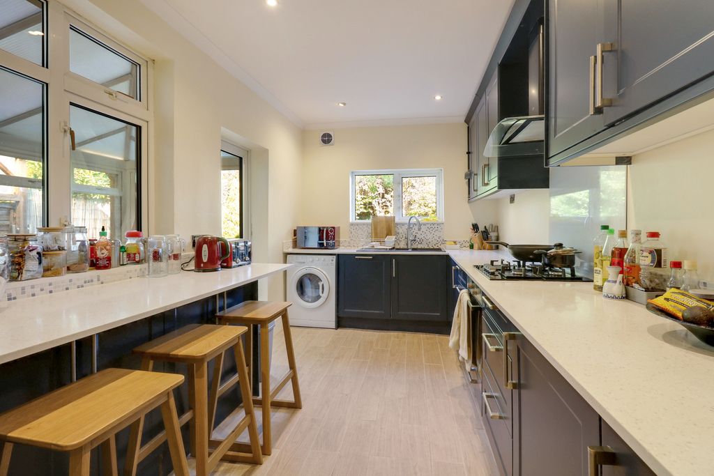 Property photo 2 of 15 Modern Kitchen