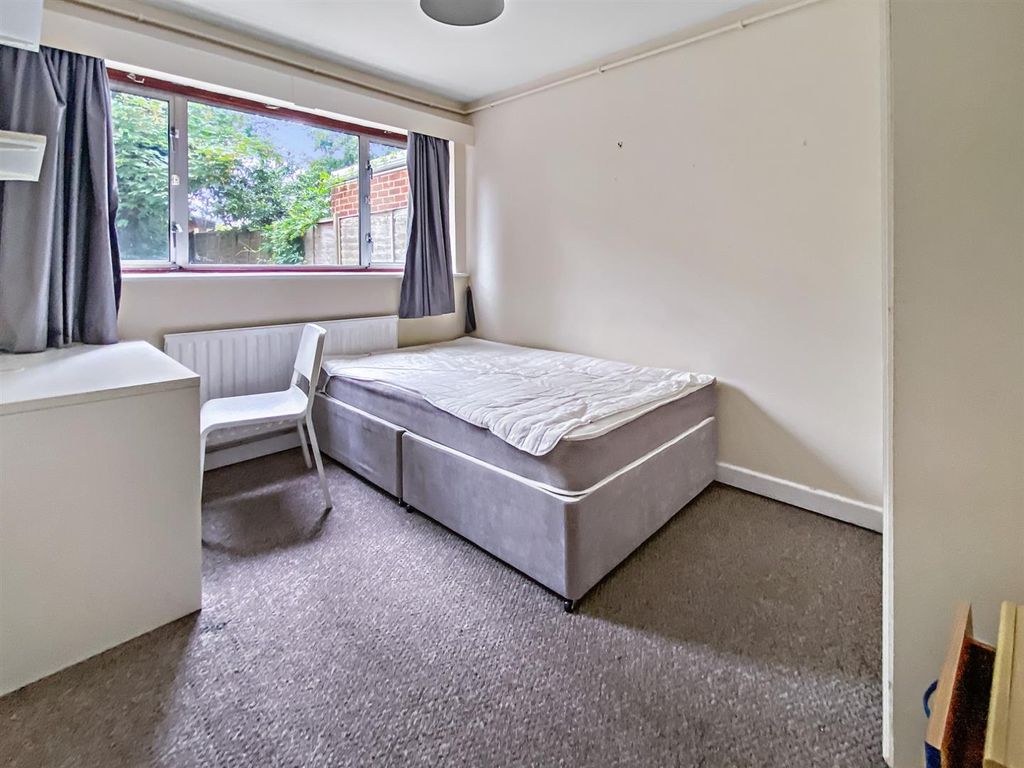 Property photo 2 of 9 12 Horwood 8.Jpg