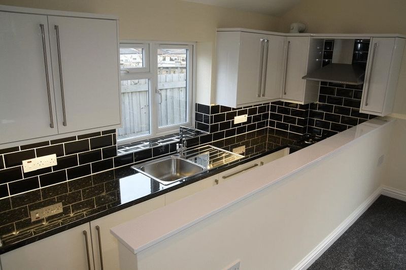 Property photo 2 of 6 Kitchen