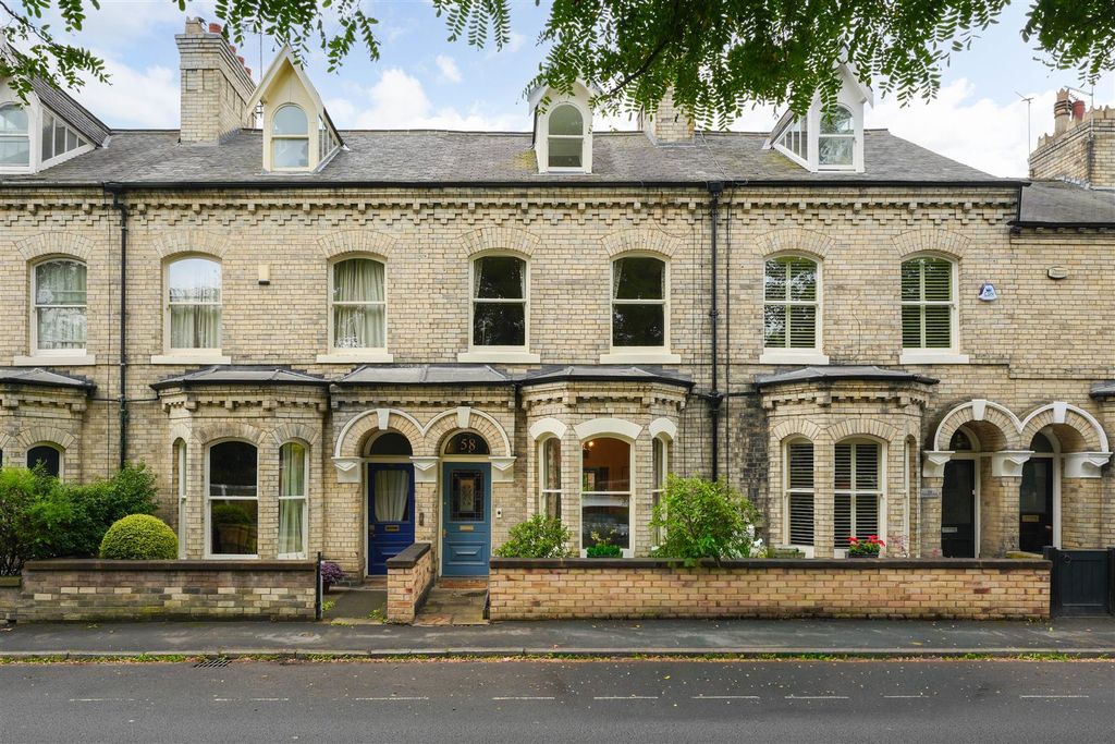 Property photo 1 of 17 External