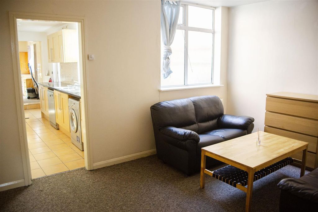 Property photo 1 of 6 Approach