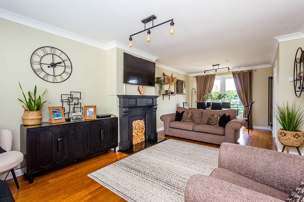 Property photo 2 of 14 Lounge