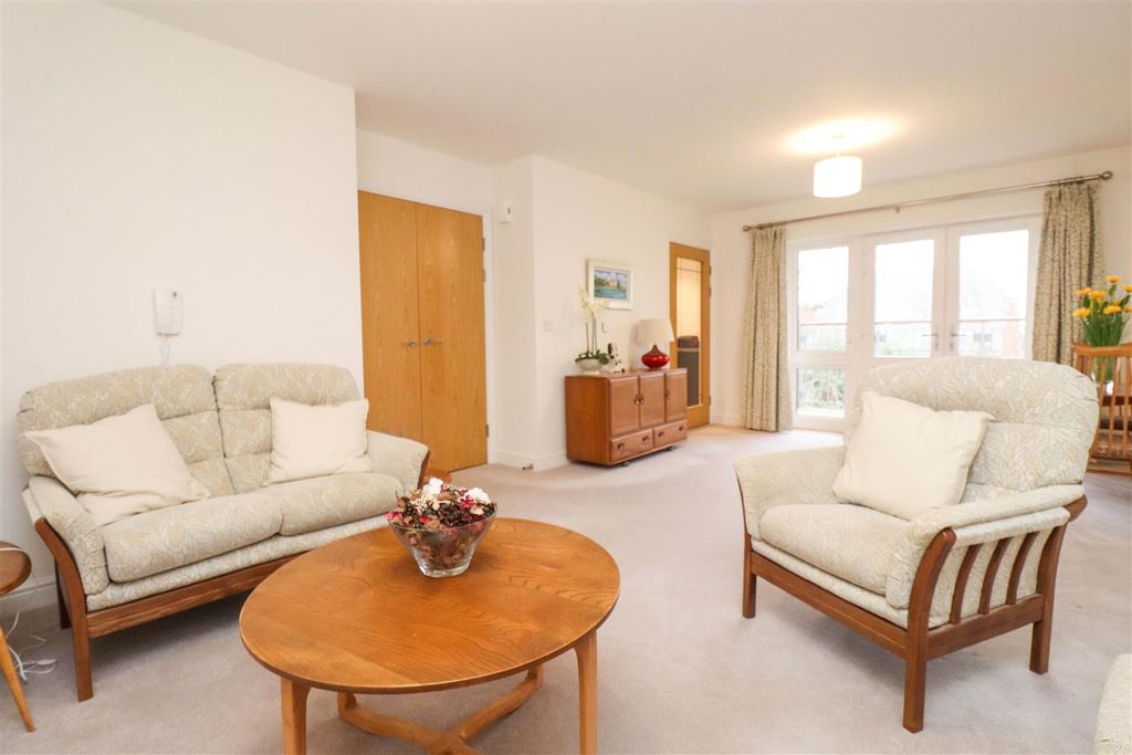 Property photo 3 of 18 Living Room