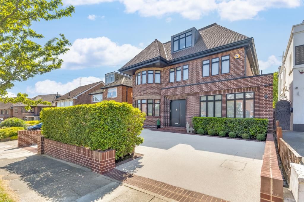 Property photo 1 of 18 External View