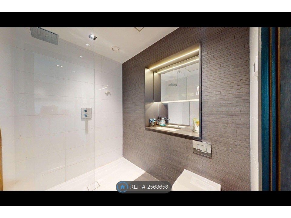 Property photo 3 of 18 Bathroom