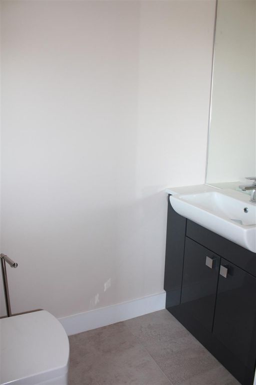 Property photo 2 of 11 Cloakroom