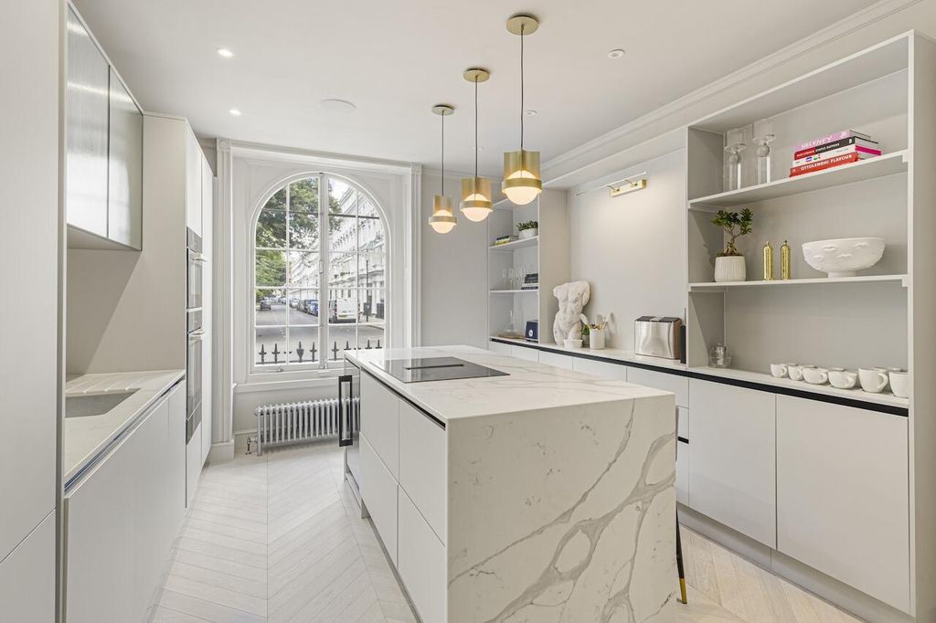 Property photo 3 of 13 Kitchen