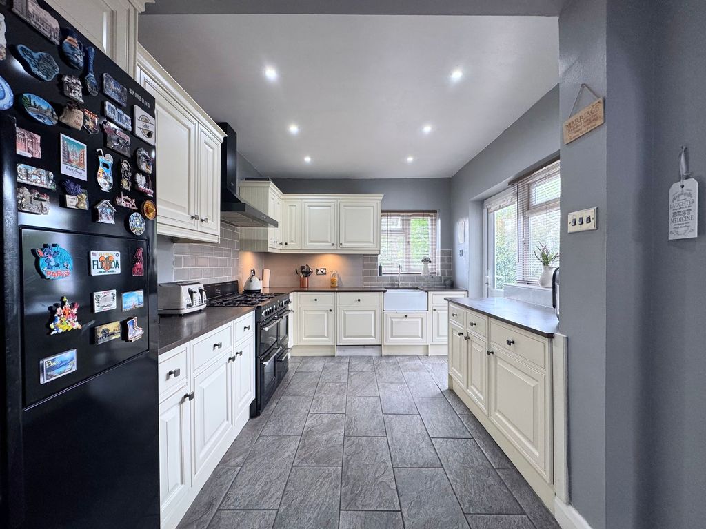 Property photo 3 of 19 Kitchen