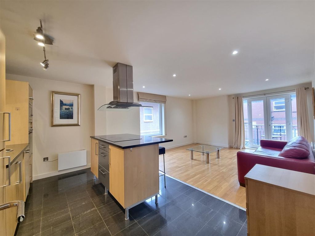 Property photo 1 of 20 Lounge / Kitchen