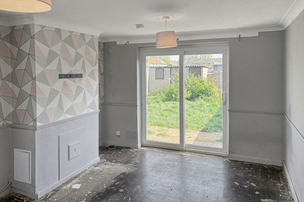 Property photo 3 of 12 4 Delimands, Basildon, Essex, Ss15 5Bb