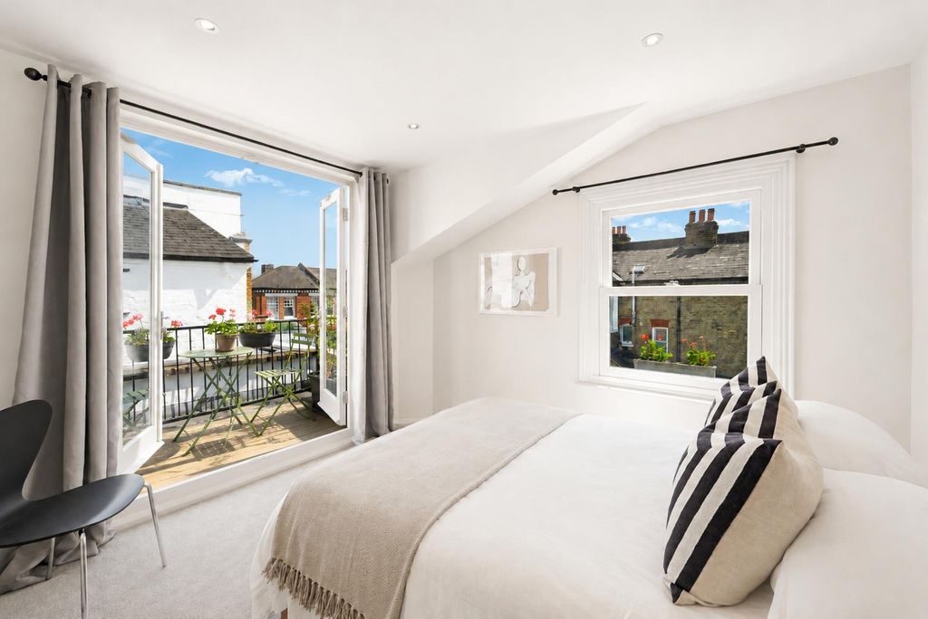 Property photo 1 of 17 Lower Richmond Road