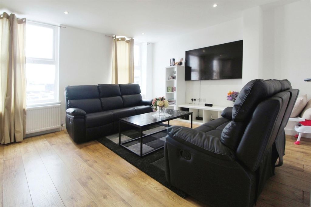 Property photo 2 of 9 3Biving 20Room.Jpg