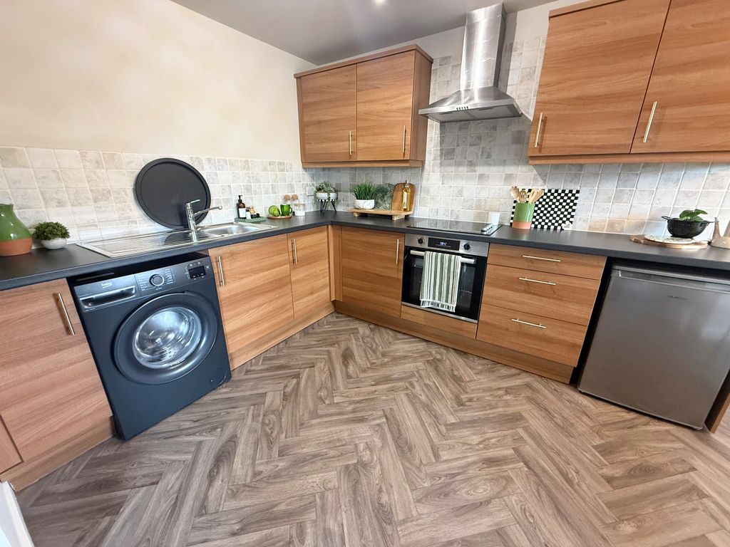 Property photo 2 of 12 Kitchen 4