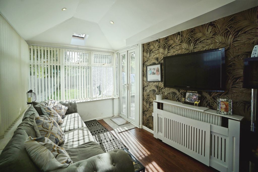 Property photo 3 of 19 Conservatory