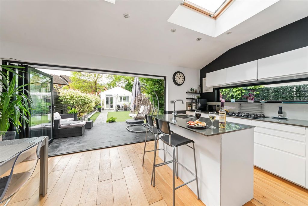 Property photo 3 of 12 Wandle Road