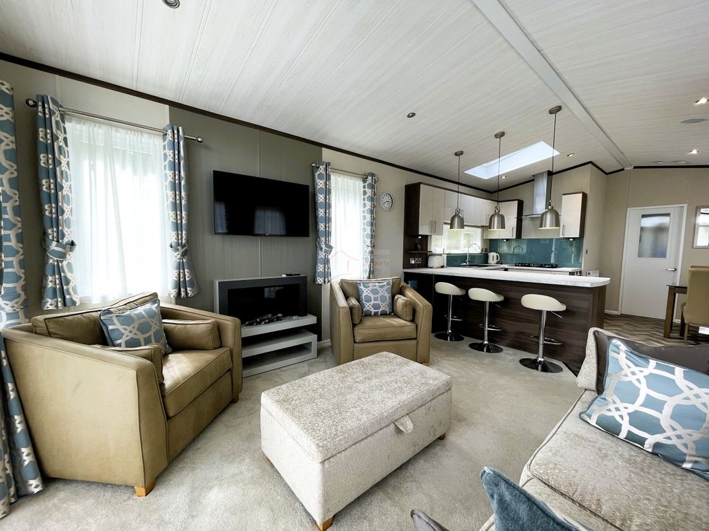 Property photo 3 of 17 Lounge .Jpg