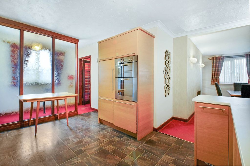 Property photo 3 of 28