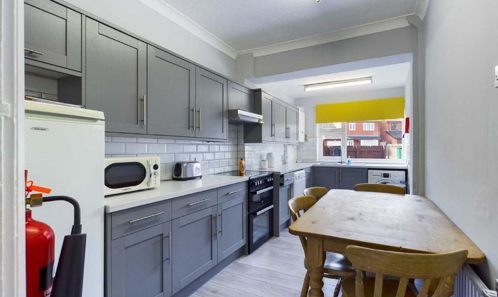 Property photo 3 of 5 Kitchen