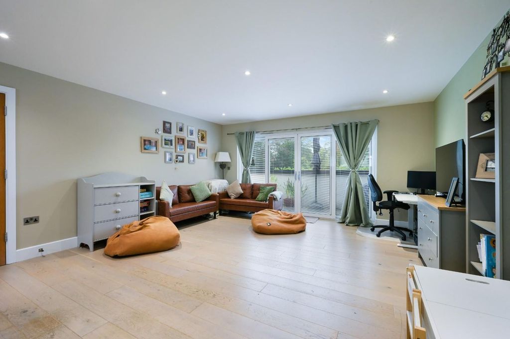 Property photo 2 of 14 Oaks View