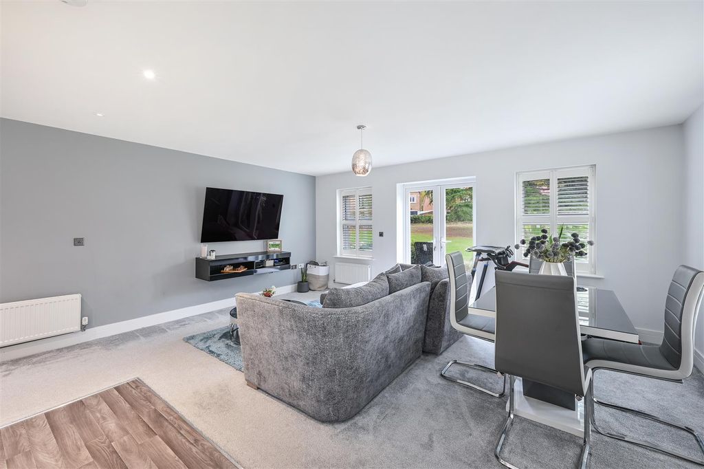 Property photo 3 of 14 Chaucer Court (6).Jpg