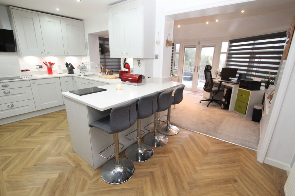 Property photo 3 of 34