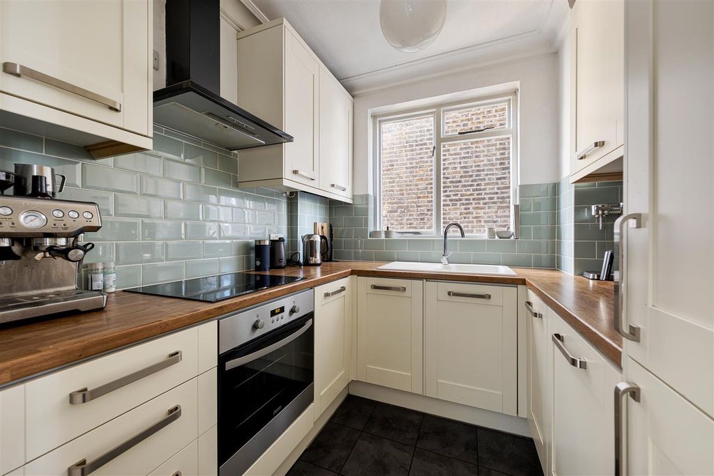 Property photo 3 of 24 Hermon Hill E11