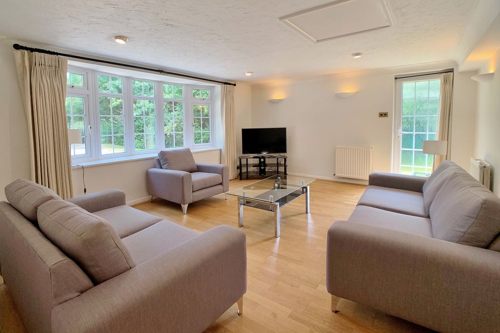 Property photo 3 of 17 Photo 03