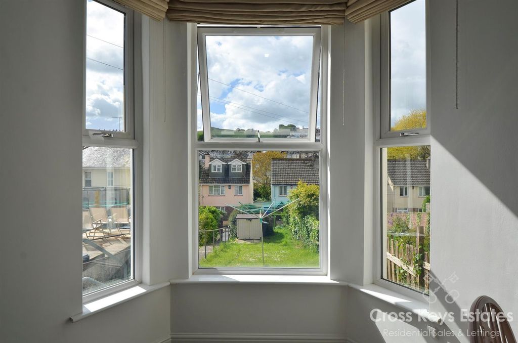 Property photo 3 of 18 Sitting Room