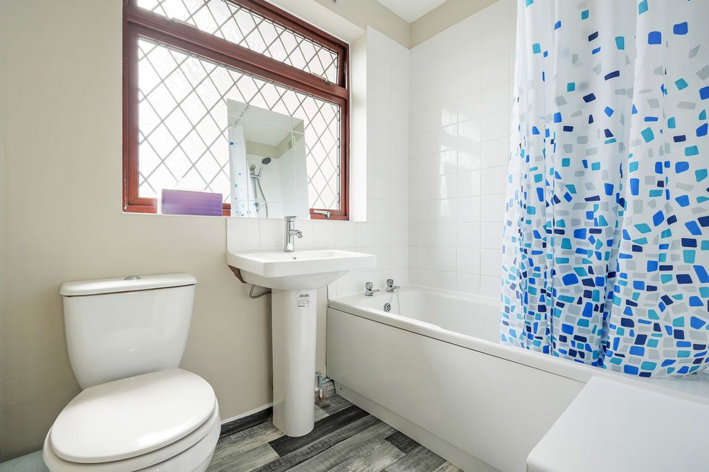Property photo 2 of 19 Bathroom