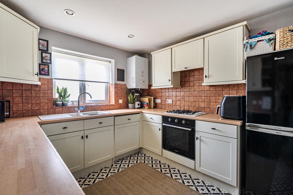 Property photo 2 of 25 Kitchen