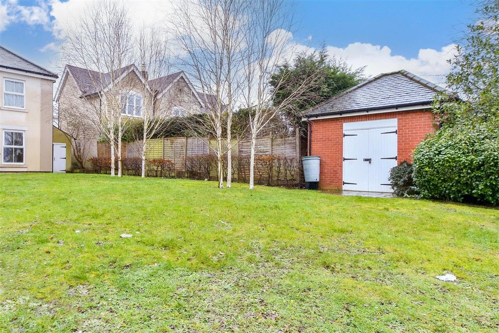 Property photo 2 of 10 Communal Gardens