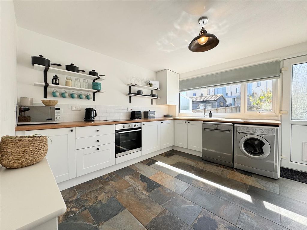 Property photo 3 of 27 Kitchen