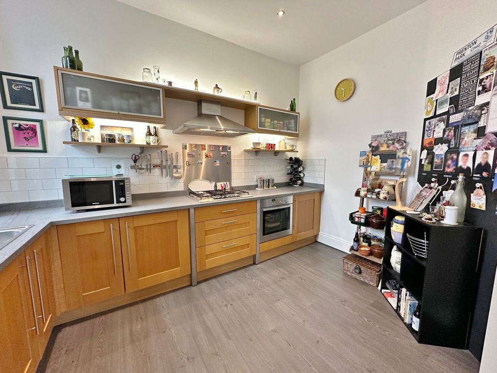 Property photo 3 of 17 Photo 6