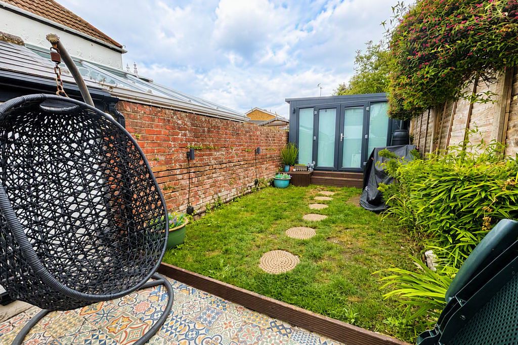 Property photo 2 of 12 Garden