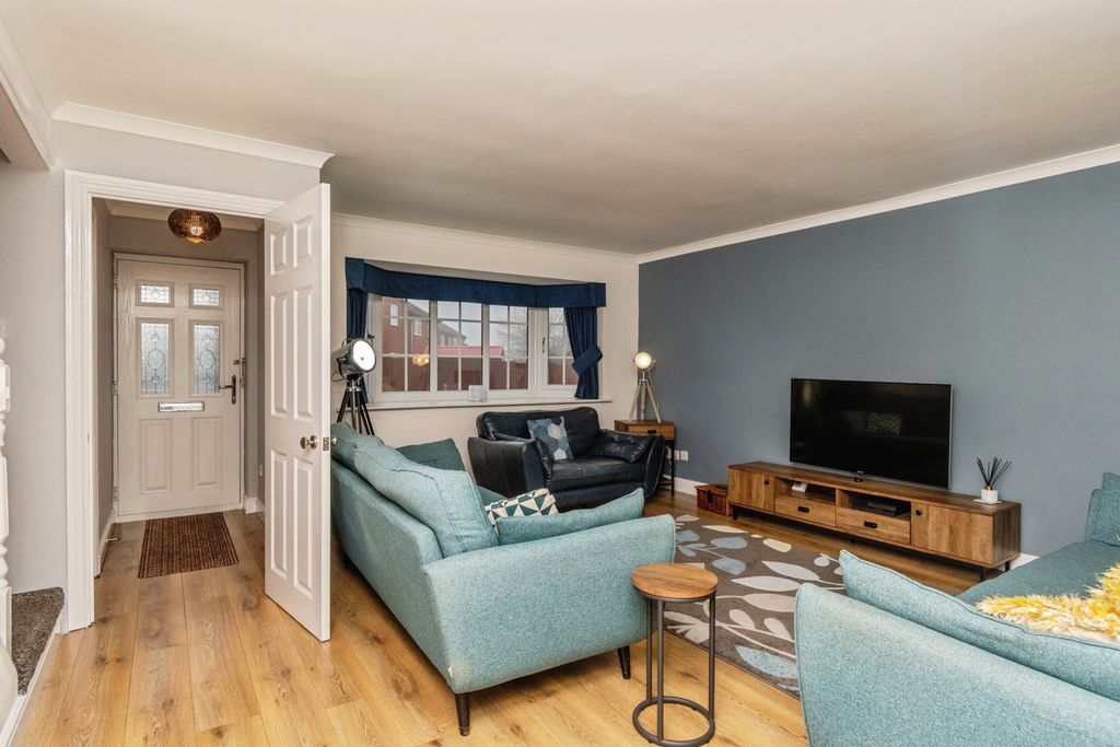 Property photo 3 of 16 Lounge