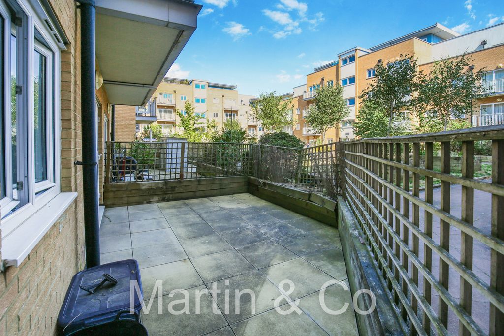 Property photo 3 of 15 1720147047 - 56 Peebles Court, Whitestone Way, Cr0