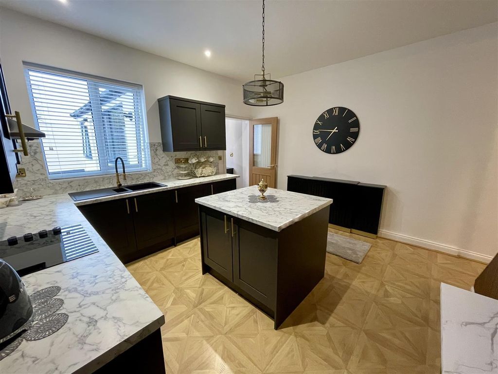 Property photo 3 of 16 Kitchen