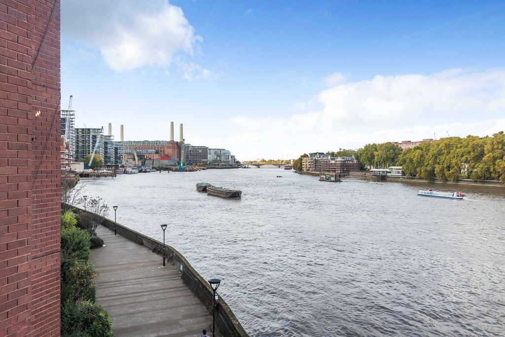 Property photo 2 of 26 River View To Battersea Power Station