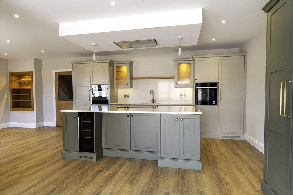 Property photo 2 of 11 Kitchen
