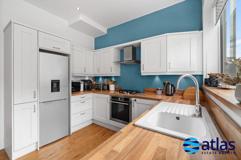 Property photo 3 of 31 Kitchen