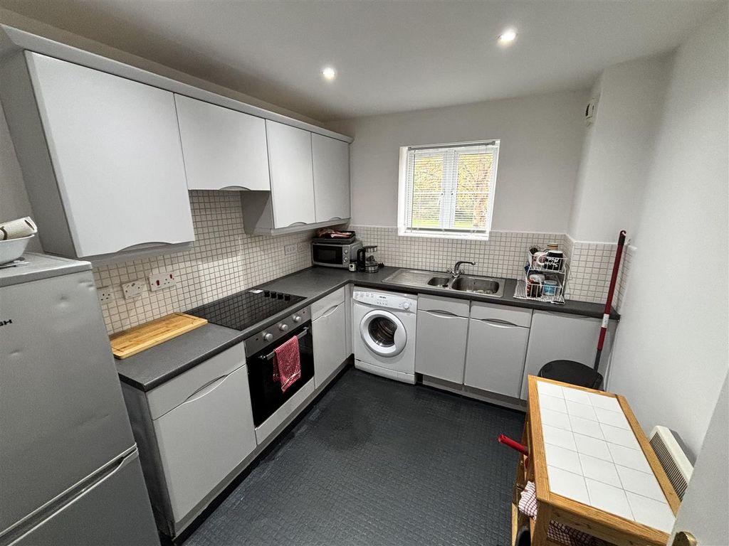 Property photo 3 of 8 Kitchen