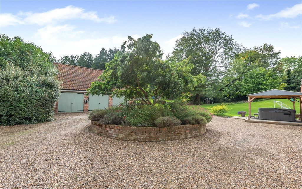 Property photo 2 of 21 Driveway