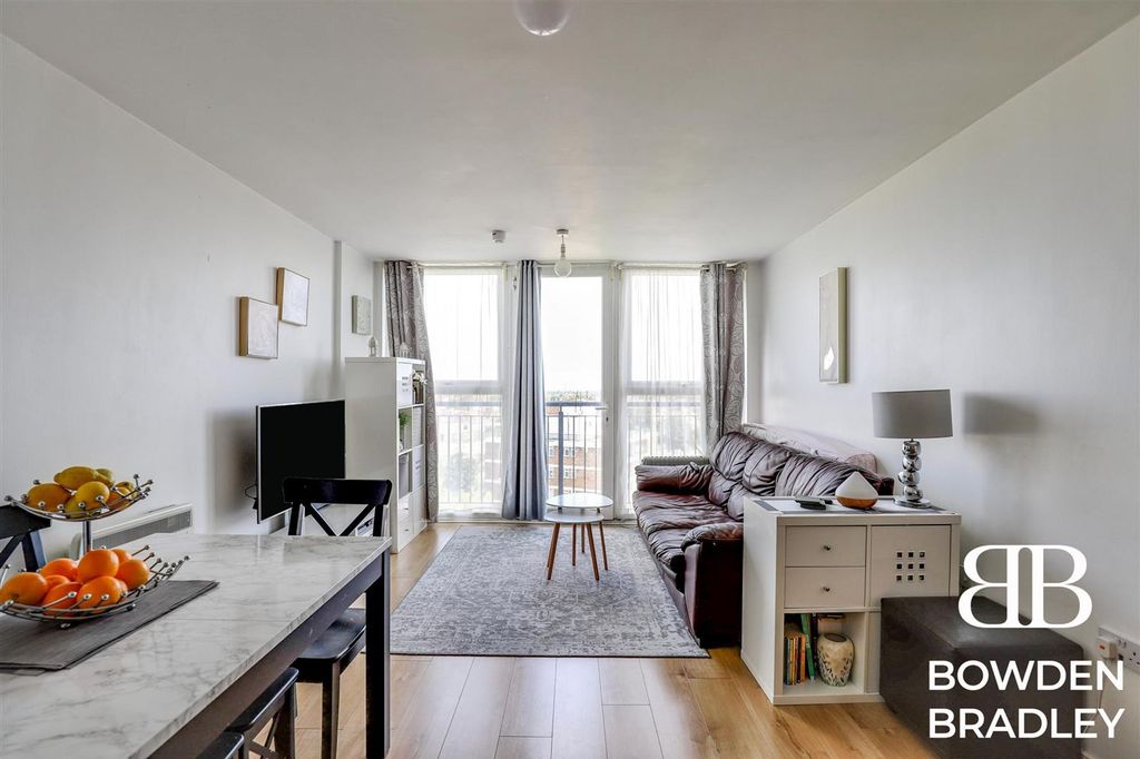 Property photo 3 of 13 Lounge