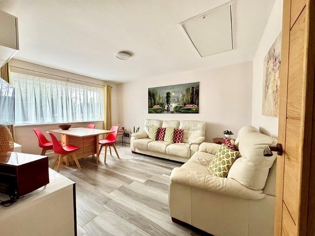 Property photo 1 of 6 Lounge.Jpg